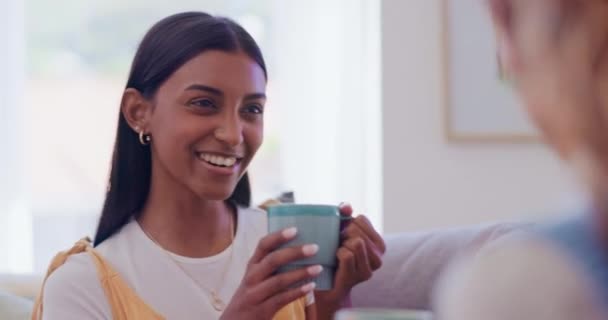 Кофе Друзья Расслабиться Женщинами Диване Счастливого Gupp Разговора Smille Связь — стоковое видео