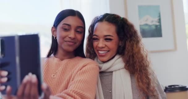 Kvinnor Kopplar Tillsammans Selfie Och Ler Hemma För Sociala Medier — Stockvideo