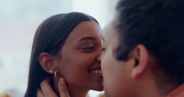 Cara Casal Beijo Por Amor Cuidado Compromisso Com Relacionamento Feliz — Vídeo de Stock