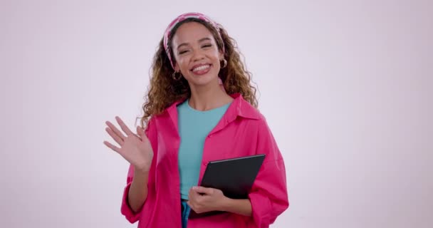 女人有平板电脑 连接和人在一个白色工作室的背景 女孩和模特与技术 网络和应用与研究 社交媒体和网上阅读电子邮件 — 图库视频影像
