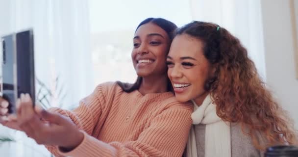 Mulheres Conjunto Com Selfie Amor Sorriso Casa Para Postagem Mídia — Vídeo de Stock