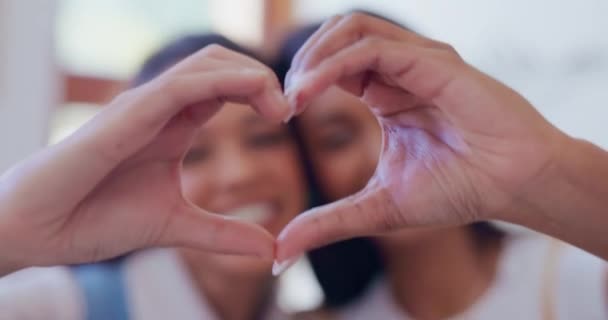 Las Mujeres Las Manos Del Corazón Cara Casa Juntos Sonreír — Vídeo de stock