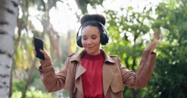 Відкритому Повітрі Танці Жінка Навушниками Музикою Потоковим Аудіо Свободою Мережею — стокове відео