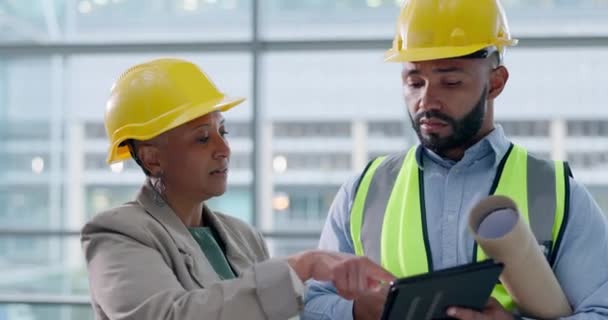 Bizneswoman Tablet Rozmowa Inżynierem Architektury Planowanie Budowy Lub Rozwoju Budynku — Wideo stockowe