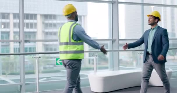 Adamı Mimari Inşaat Toplantısı Için Tokalaşma Modern Ofiste Hoş Geldin — Stok video