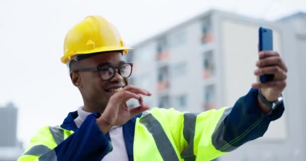 ソーシャルメディア エンジニアリング プロジェクト管理のための都市の黒人男性とセルフィー 平和サインと建築 絵文字 アイコン 開発のための契約を用いたスマイル プロフィール画像 — ストック動画