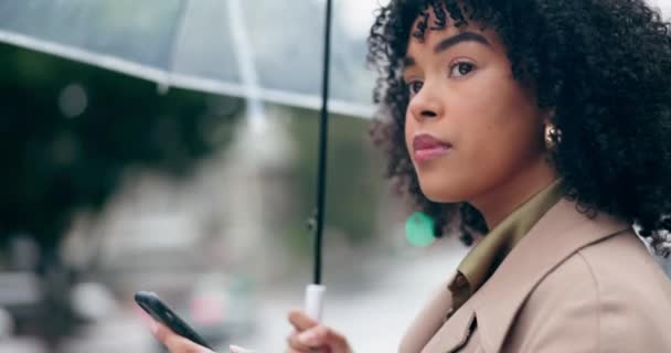 Telefon Paraply Och Kvinna Väntar Taxi Regnet Medan Staden För — Stockvideo