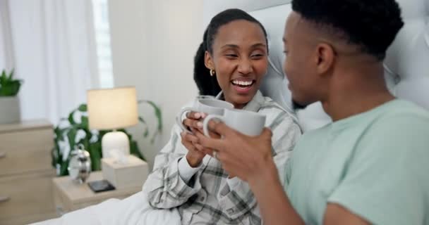 Schlafzimmer Lächeln Und Schwarzes Paar Mit Kaffee Liebe Und Glück — Stockvideo