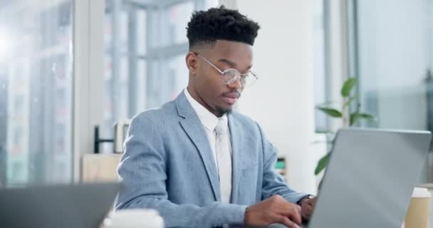Profesional Investigación Negocios Con Hombre Negro Portátil Oficina Para Planificación — Vídeos de Stock