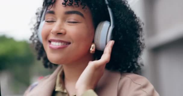 Szczęśliwa Kobieta Słuchawki Słuchanie Muzyki Parasolem Deszczu Mieście Lub Zewnątrz — Wideo stockowe