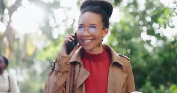 Счастливая Звонит Телефону Женщина Парке Обсуждением Разговором Улыбкой Разговора Женщина — стоковое видео