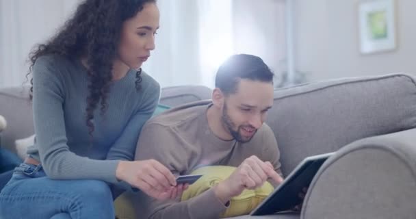 Huis Tablet Paar Met Een Creditcard Commerce Online Winkelen Met — Stockvideo