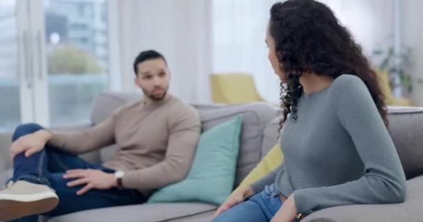 Casal Irritado Lutar Discutir Sofá Com Estresse Para Problema Casamento — Vídeo de Stock