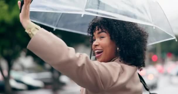 Telefon Glad Och Paraply Med Kvinna Staden Och Ringa Taxi — Stockvideo
