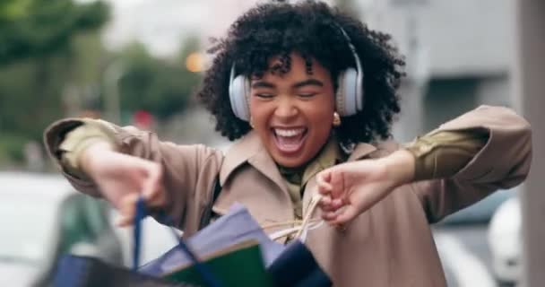 Γυναίκα Ακουστικά Και Χορό Τσάντες Ψώνια Στην Πόλη Δρόμο Γιορτή — Αρχείο Βίντεο