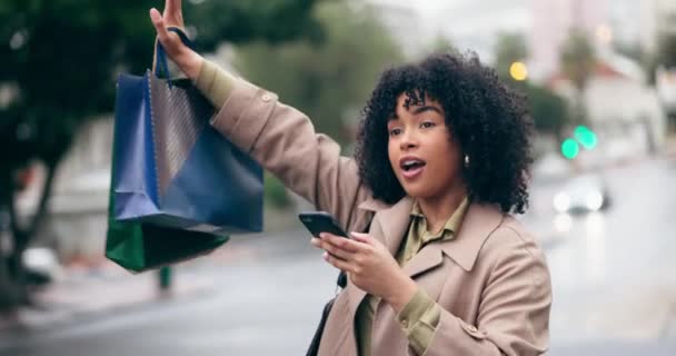 Téléphone Taxi Femme Dans Une Rue Avec Sac Provisions Arrêtent — Video