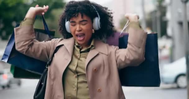 Музика Навушники Жінка Танцюють Сумками Місті Вулиці Або Схвильовані Продажами — стокове відео