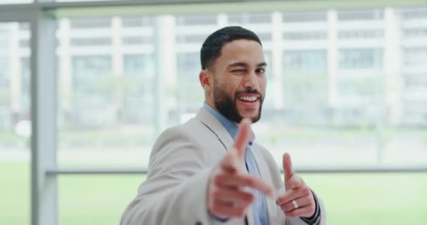 Mutlu Adamları Işareti Başarı Içinde Yürümek Ofis Binasında Kazanmak Veya — Stok video