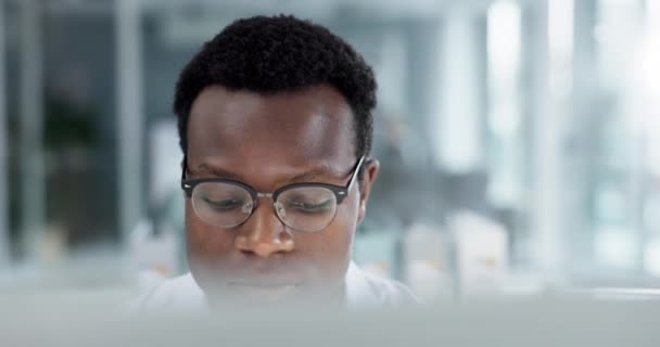Bilgi Araştırma Veri Analizi Için Ofis Masasında Gözlüklü Adamı Bilgisayar — Stok video
