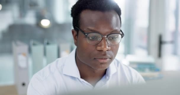 办公室阅读 商务人员和带眼镜的计算机 用于信息 研究或数据分析 面对严肃的黑人男子 通过技术或网络寻求反馈 电子邮件或问题的解决 — 图库视频影像