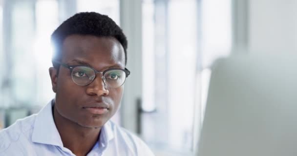 办公室的电脑 阅读和商务人员 戴着眼镜 提供信息 研究或数据分析 面对严肃的黑人男子 通过技术或网络寻求反馈 电子邮件或问题的解决 — 图库视频影像