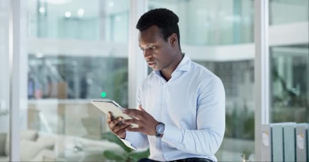 Tablet Escritório Comunicação Homem Negro Feliz Para Confiança Empresarial Carreira — Vídeo de Stock