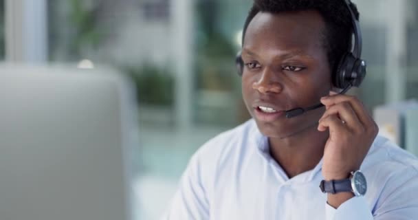 ブラックマン コールセンター テレマーケティング カスタマーサービス オフィスでのコンピュータのコンサルティング アフリカのビジネスマンまたはコンサルタントエージェントは 職場でのオンラインアドバイスでヘッドフォンで話します — ストック動画