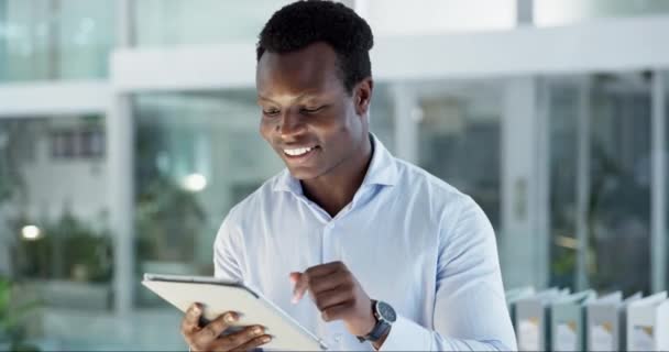 ビジネスタブレット タイピングと幸せな黒人男性は 会社の収益 顧客体験レビュー または成長の洞察を読んでいます ターゲットオーディエンスのフィードバックのためのプロジェクトの成功 電子メールとアフリカの人間の笑顔 — ストック動画