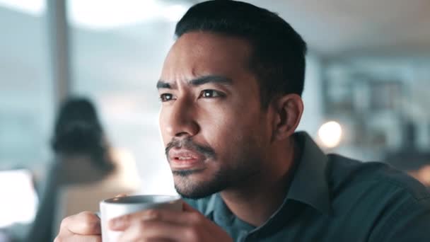 Confuso Pensando Homem Negócios Com Café Para Informações Line Pesquisa — Vídeo de Stock