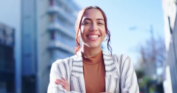 Wajah Bisnis Dan Wanita Dengan Lengan Disilangkan Kota Dan Tersenyum — Stok Video