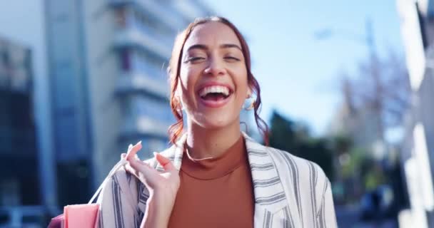 Mujer Cara Bolsa Compras Calle Sonrisa Emocionado Por Descuento Las — Vídeo de stock