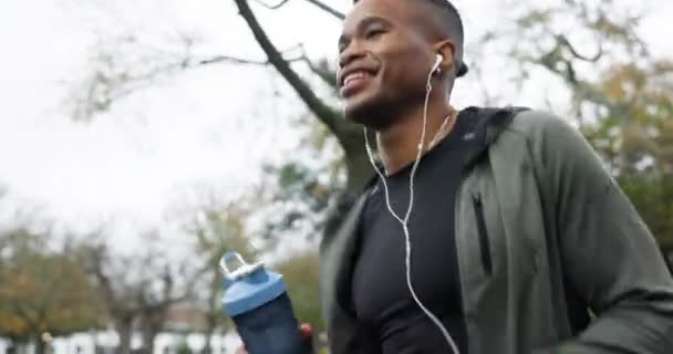 Sonrisa Carrera Música Con Hombre Negro Parque Fitness Streaming Cardio — Vídeo de stock