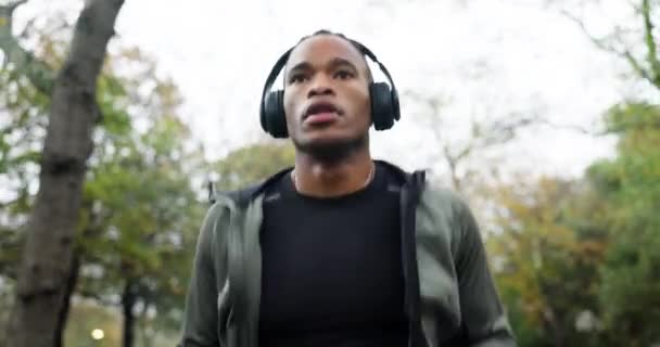 Cansado Corriendo Música Con Hombre Negro Parque Fitness Streaming Cardio — Vídeo de stock