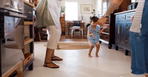 Kvinnor Familj Och Dans Med Småflickan Applåder Och Tillsammans Med — Stockvideo