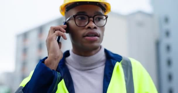 Engineering Man Och Telefon Samtal För Design Kommunikation Projektledning Uppdatering — Stockvideo