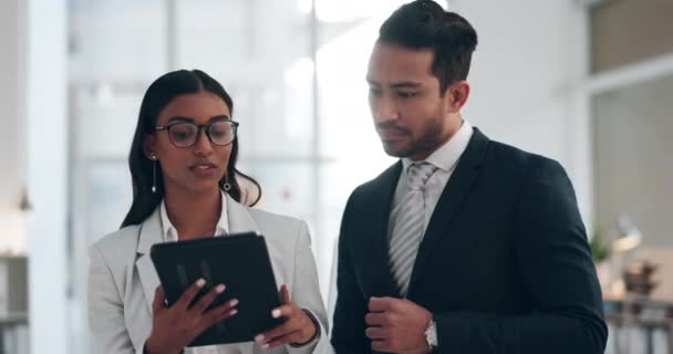 Tartışma Tablet Ofisteki Adamları Şirket Hukuk Projesini Birlikte Planlıyorlar Konuşma — Stok video