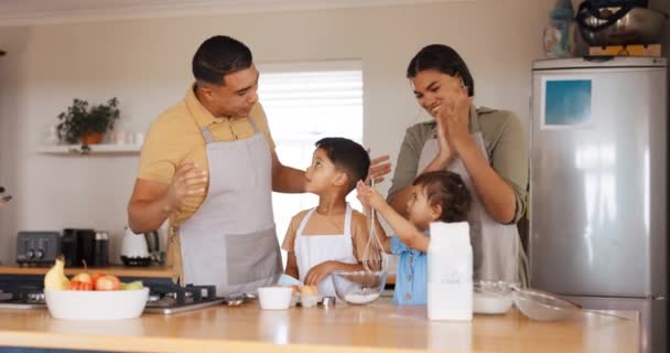 Mutluluk Alkış Aile Kahvaltıda Pastada Mutfakta Birlikte Yemek Pişiriyor Başarı — Stok video