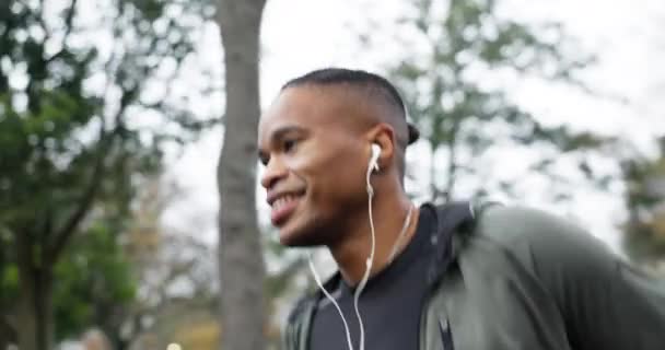 Joyeux Courir Musique Avec Homme Noir Dans Parc Pour Remise — Video