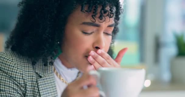 Vrouw Koffie Verbrande Lippen Met Drank Ongeval Falen Met Denken — Stockvideo
