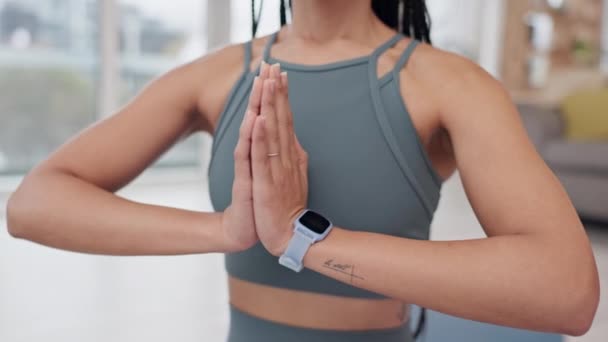 Mains Yoga Méditation Avec Une Femme Dans Salon Maison Pour — Video