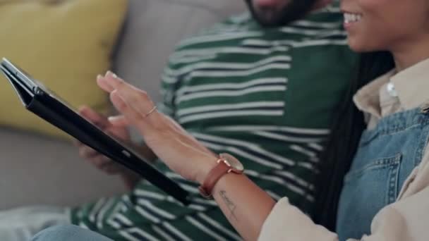Para Tablet Śmiać Się Kanapie Domu Salon Rozmowy Filmy Streaming — Wideo stockowe
