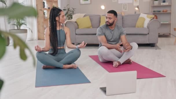 Yoga Meditatie Laptop Met Een Koppel Huiskamer Ontspannen Voor Geestelijke — Stockvideo