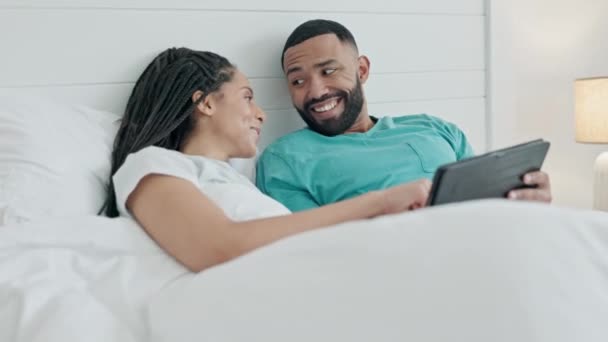 検索マルチメディア ストリーミングインターネットショーのための寝室でカップル タブレットと笑い 幸せな女性 男とデジタル技術でリラックス ソーシャルメディアサブスクリプションとベッドで面白いミームをダウンロード — ストック動画