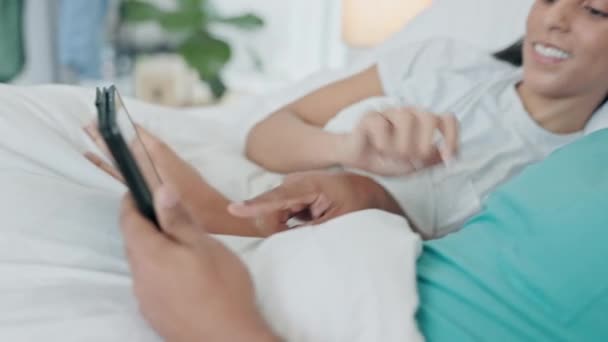 Ευτυχισμένο Ζευγάρι Μιλάμε Και Χαλαρώσετε Tablet Στο Κρεβάτι Για Online — Αρχείο Βίντεο