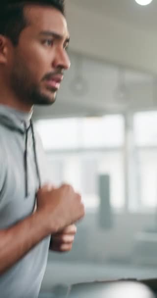 跑步机和男子在体育馆里跑步进行比赛 速度或马拉松训练 智能手表和男子运动员跑步者检查在电机上做有氧运动的时间 — 图库视频影像