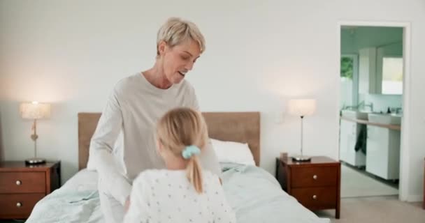 Baile Feliz Una Abuela Niño Dormitorio Para Jugar Vinculación Energía — Vídeos de Stock