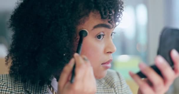 Sombra Olhos Maquiagem Mulher Negócios Escritório Com Escova Cosméticos Espelho — Vídeo de Stock