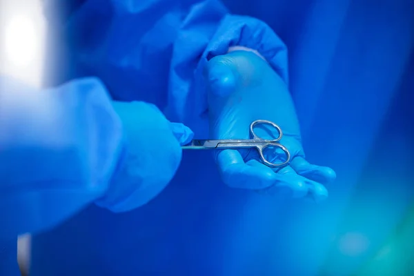 Primo Piano Chirurgia Mani Con Una Forbice Assistenza Sanitaria Lavoro — Foto Stock