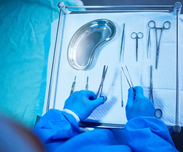 Sebészet Ápoló Asztal Szerszámokkal Kórházban Műtőben Orvosi Felszereléssel Szikével Ollóval — Stock Fotó