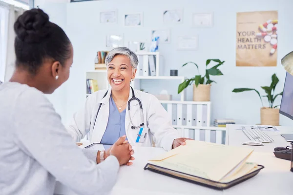 Doutor Paciente Conversando Consulta Feliz Hospital Com Uma Mulher Para — Fotografia de Stock